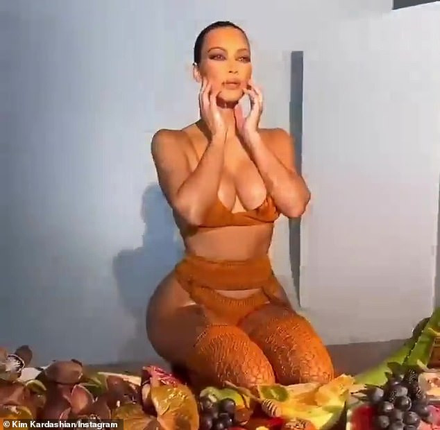 Kim Kardashian mặc nội y khoe đường cong nóng 'bỏng mắt' ảnh 4