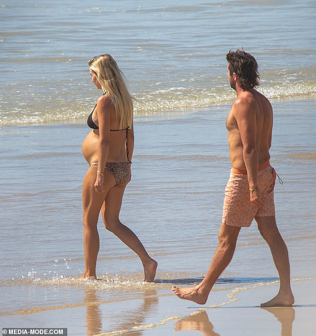 Người mẫu áo tắm Elyse Knowles khoe bụng bầu lùm lùm với bikini ảnh 4