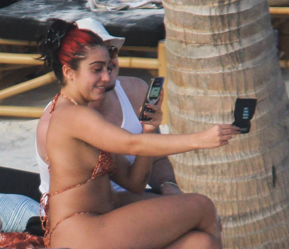 Con gái Madonna mặc bikini nóng bỏng hoang dại, tình tứ bạn trai ở biển ảnh 3