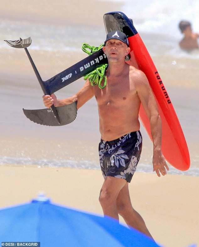 Vợ kém 31 tuổi của tài tử nước Pháp Vincent Cassel sexy hoang dại với bikini ảnh 6