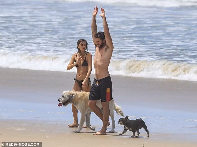 Liam Hemsworth tình tứ bạn gái người mẫu ở biển ảnh 9