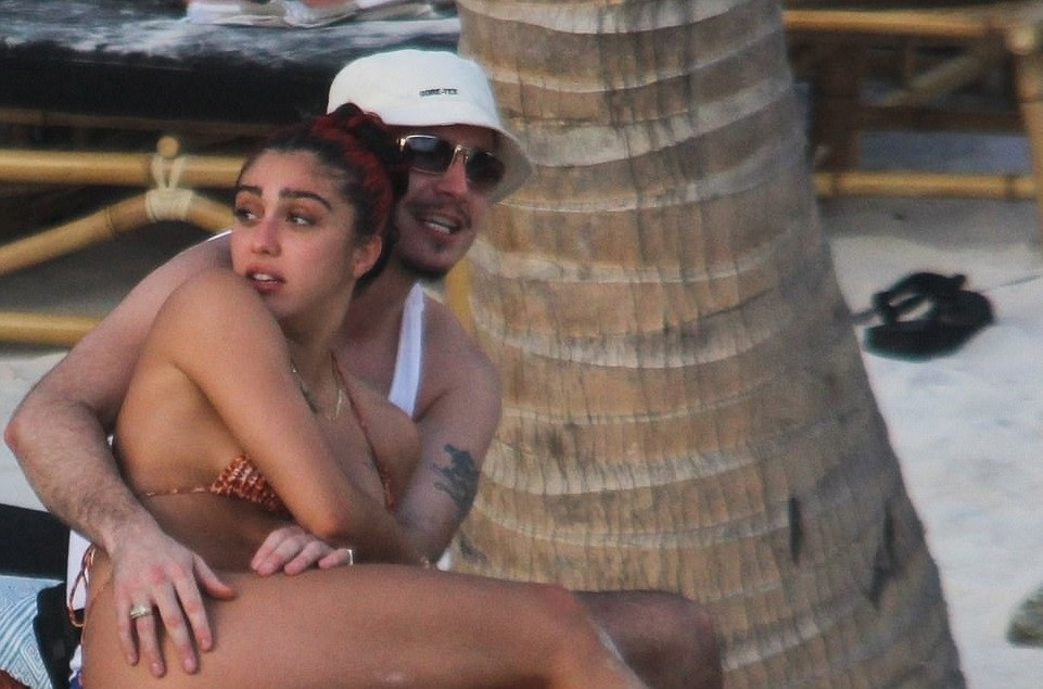 Con gái Madonna mặc bikini nóng bỏng hoang dại, tình tứ bạn trai ở biển ảnh 1