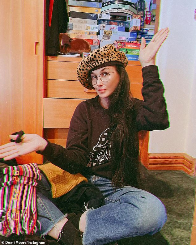 Demi Moore tung ảnh trẻ đẹp ngỡ ngàng ở tuổi 59 sau lộ gương mặt tượng sáp cứng đơ ảnh 1