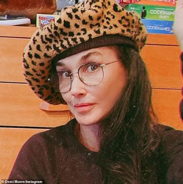 Demi Moore tung ảnh trẻ đẹp ngỡ ngàng ở tuổi 59 sau lộ gương mặt tượng sáp cứng đơ ảnh 2