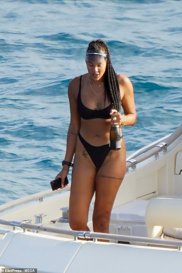 Liz Cambage khoe dáng cao 2m cực săn chắc, nóng bỏng với bikini ở biển ảnh 4