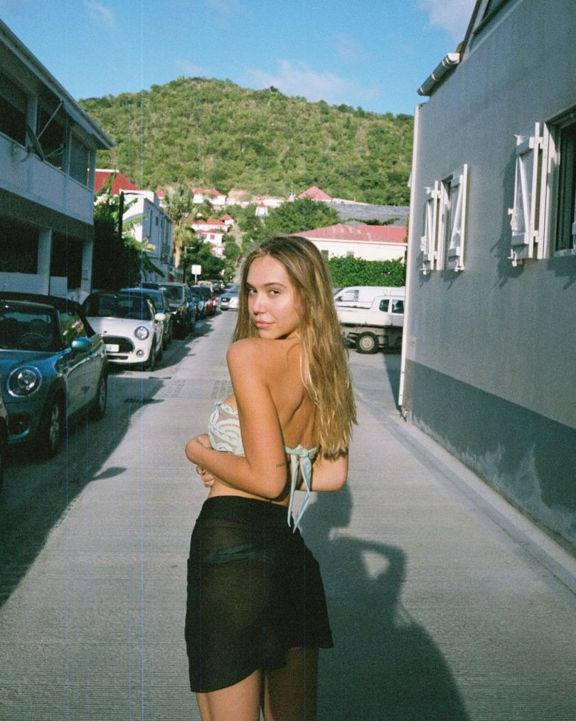 Chân dài 9x Alexis Ren khoe ngực đầy eo thon 'đốt mắt' ảnh 2