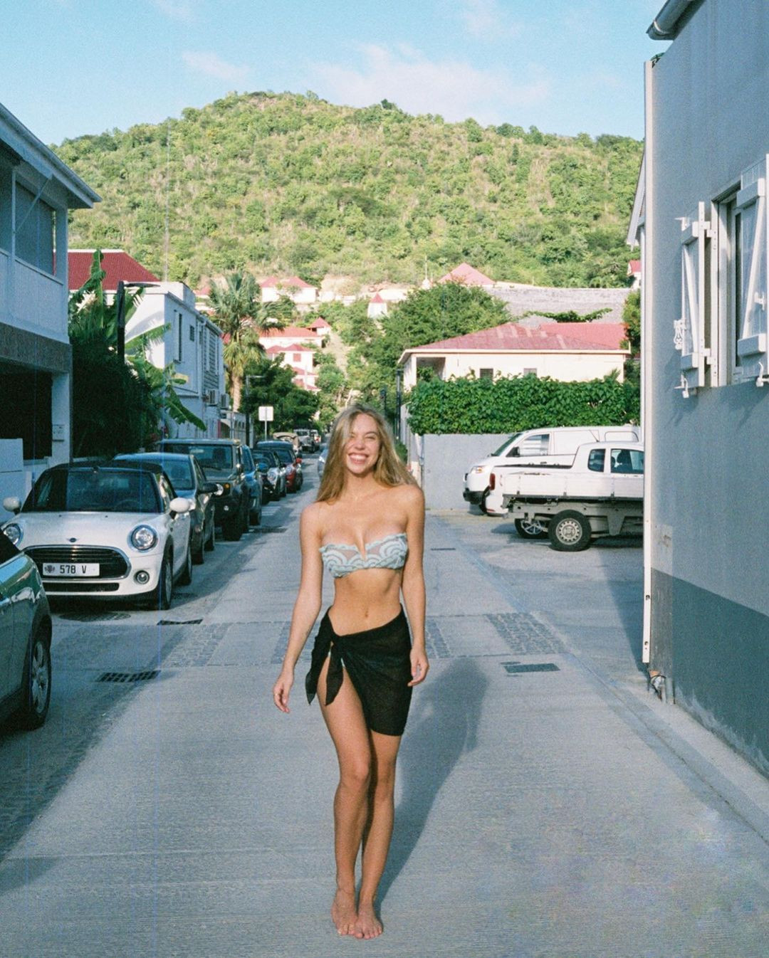 Chân dài 9x Alexis Ren khoe ngực đầy eo thon 'đốt mắt' ảnh 1