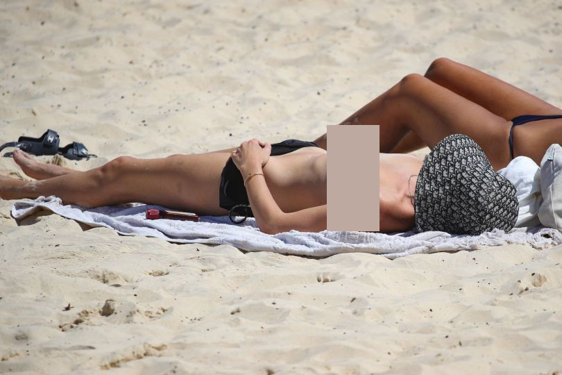 Siêu mẫu Úc Montana Cox ngực trần phơi nắng giữa bãi biển ảnh 1