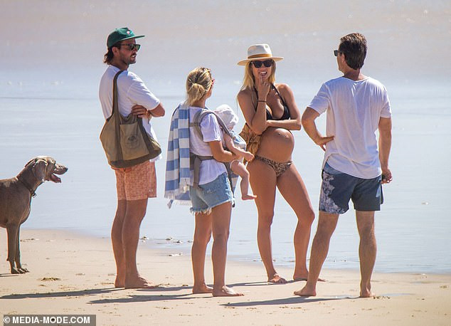 Người mẫu áo tắm Elyse Knowles khoe bụng bầu lùm lùm với bikini ảnh 7