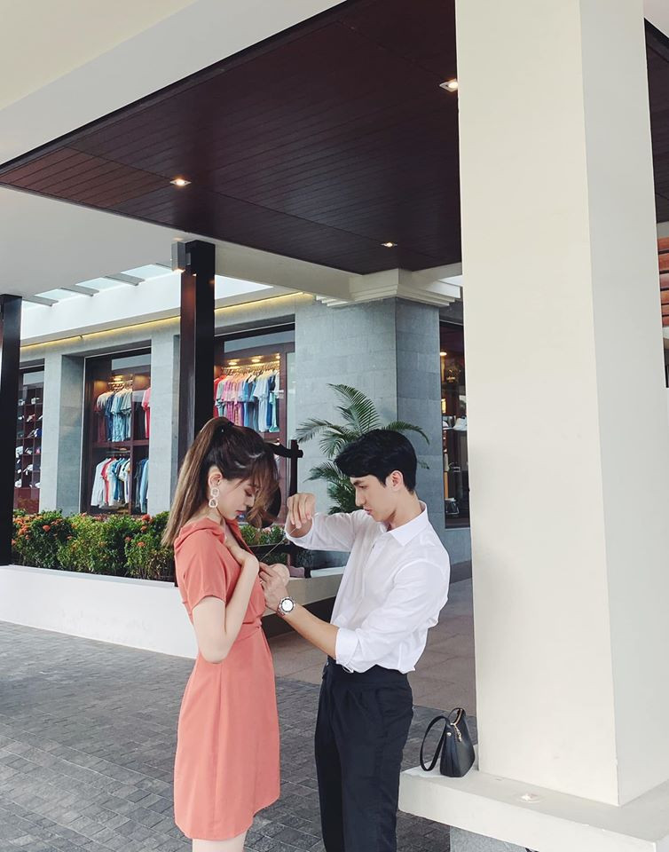 Hình ảnh Bình An dùng kim chỉ khâu váy cho Phương Nga khi cô gặp sự cố gây 'sốt' ảnh 1