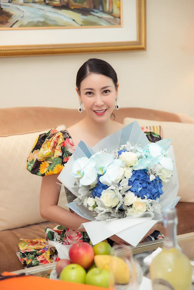 Tiểu Vy mặc khoe eo 'con kiến', Hà Kiều Anh gợi cảm không kém với váy xẻ sâu ảnh 6