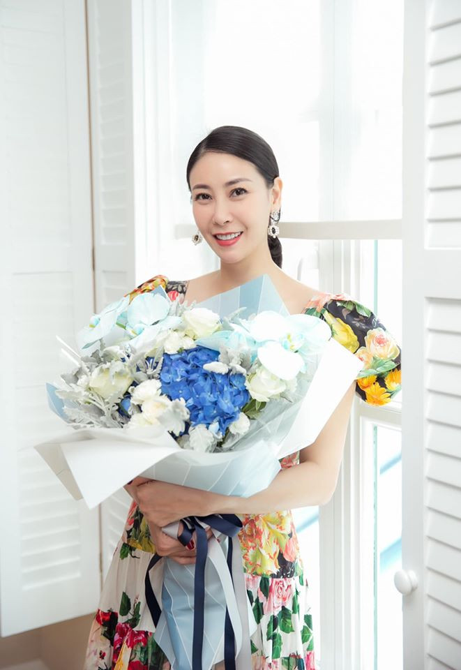 Tiểu Vy mặc khoe eo 'con kiến', Hà Kiều Anh gợi cảm không kém với váy xẻ sâu ảnh 5