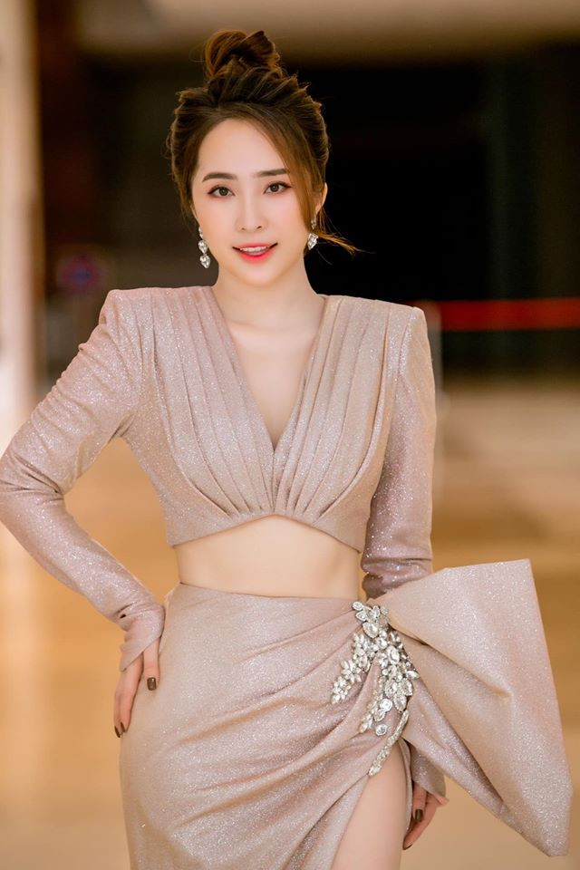 Sau khi 'soán ngôi' Ngọc Trinh với vòng eo 55cm, Quỳnh Nga liên tục tung ảnh bikini ảnh 9