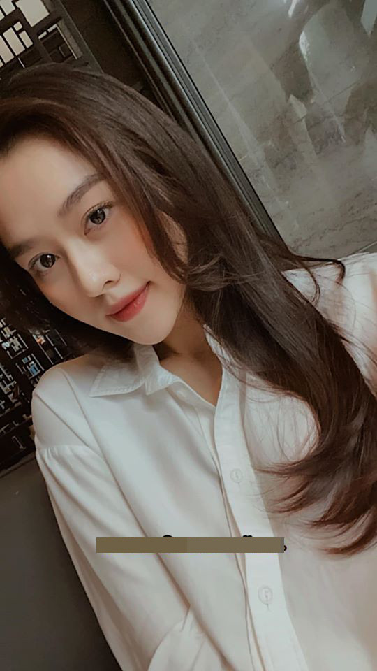 Tiểu Vy - Đỗ Mỹ Linh lăng xê mốt áo crop-top, váy cắt xẻ khoe eo 'con kiến' sexy ảnh 10