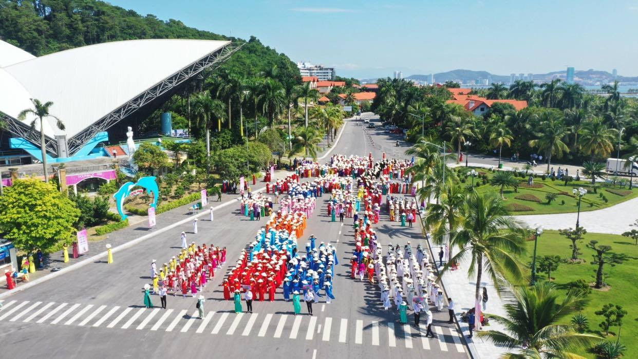 Hơn 2.000 phụ nữ tham gia Chương trình trình diễn áo dài tại thành phố Hạ Long ảnh 3