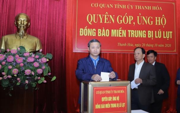 Tỉnh ủy Thanh Hóa ủng hộ đồng bào miền Trung bị lũ lụt ảnh 1