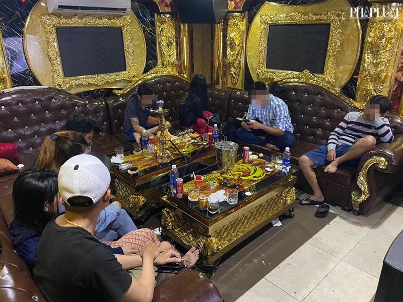 Để con nhỏ ngủ gục bên ngoài, bố mẹ phê ma túy trong phòng VIP ảnh 1