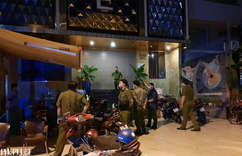 Để con nhỏ ngủ gục bên ngoài, bố mẹ phê ma túy trong phòng VIP ảnh 2