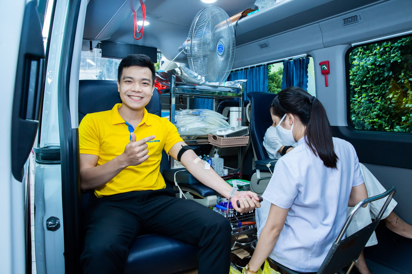 Gần 400 đơn vị máu được hiến tặng tại ngày hội đỏ Nam A Bank 2020 ảnh 1