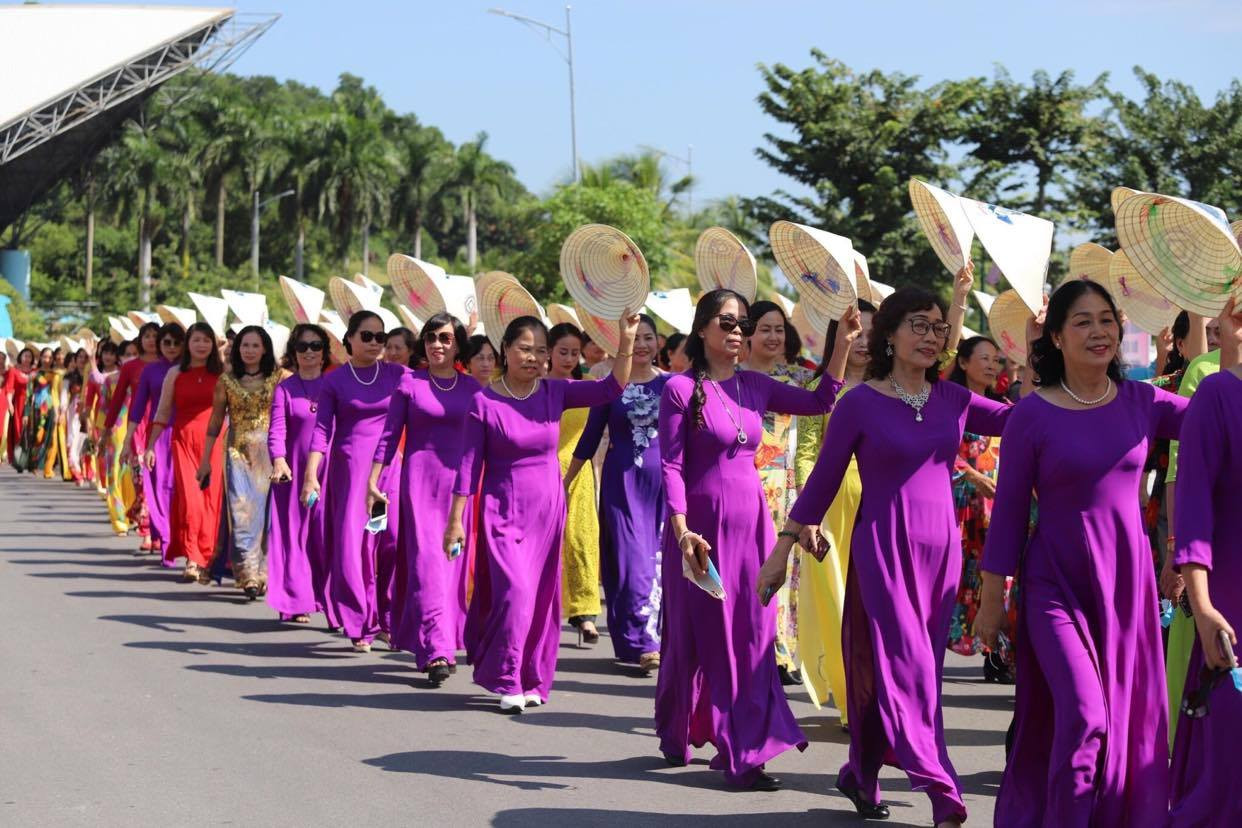 Hơn 2.000 phụ nữ tham gia Chương trình trình diễn áo dài tại thành phố Hạ Long ảnh 4