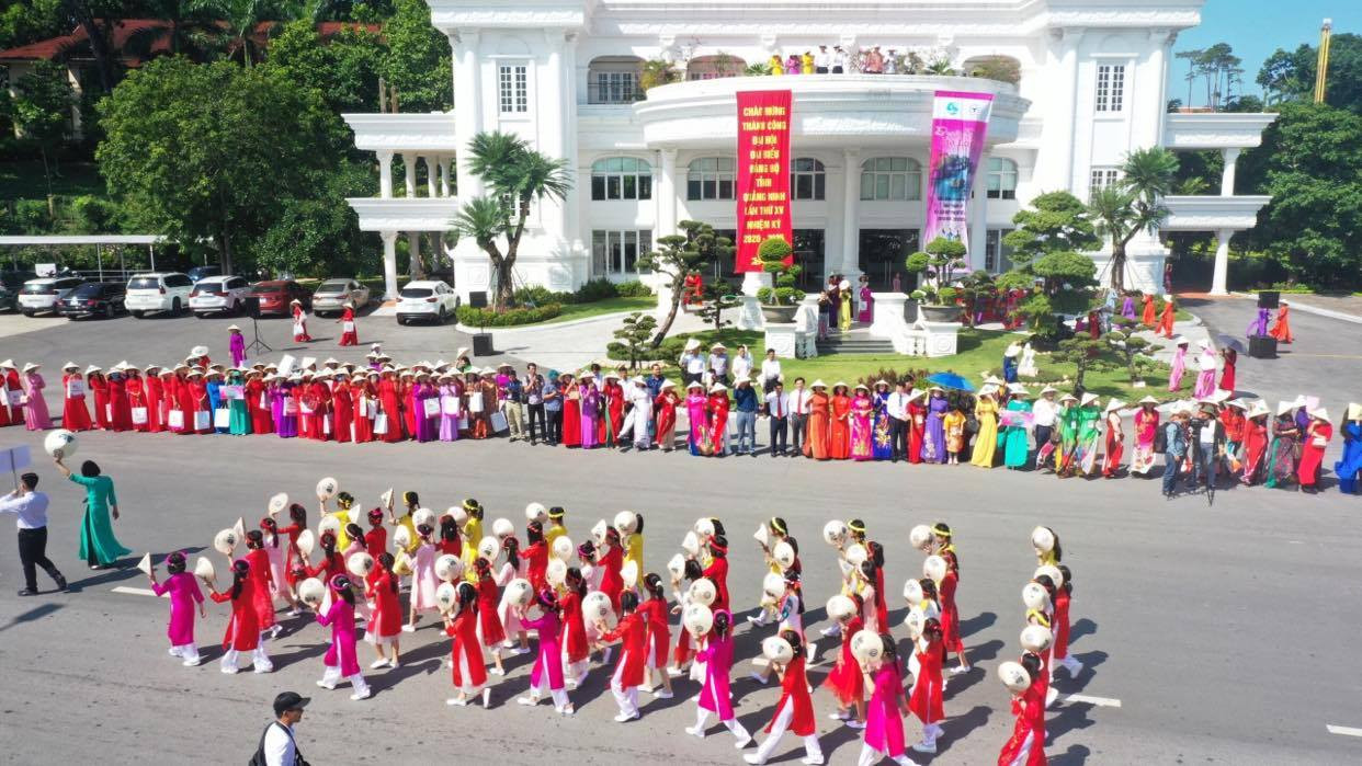 Hơn 2.000 phụ nữ tham gia Chương trình trình diễn áo dài tại thành phố Hạ Long ảnh 2