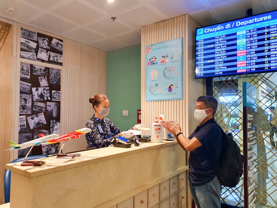 Unilever cùng Cảng hàng không quốc tế Tân Sơn Nhất phòng dịch cho hành khách ảnh 3