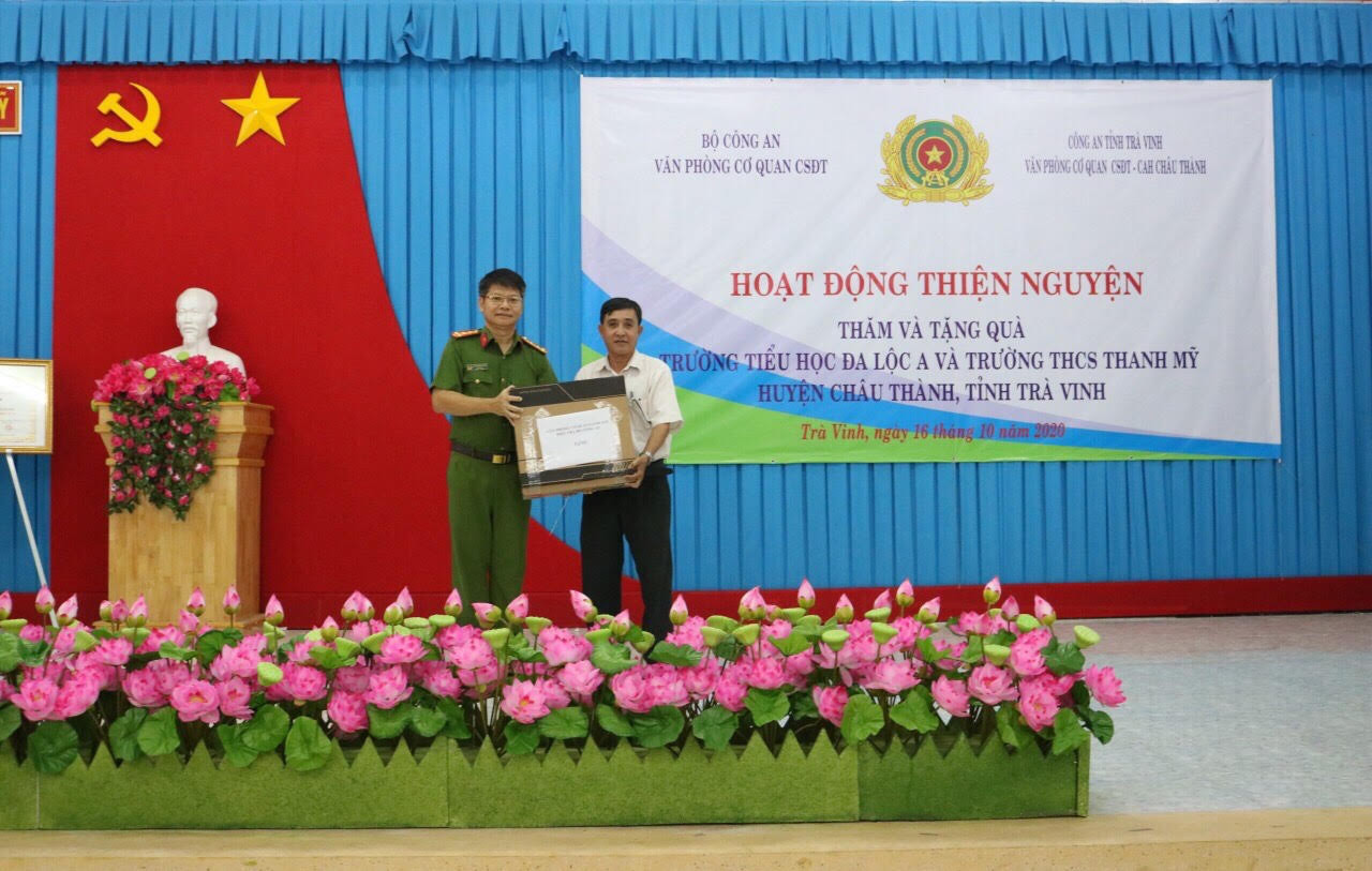 Văn phòng Cơ quan CSĐT Bộ Công an tặng quà cho học sinh nghèo hiếu học ảnh 1