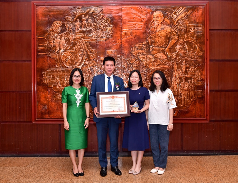 Vietcombank vinh dự nhận bằng khen Bằng khen “Doanh nghiệp tiêu biểu vì người lao động” ảnh 3
