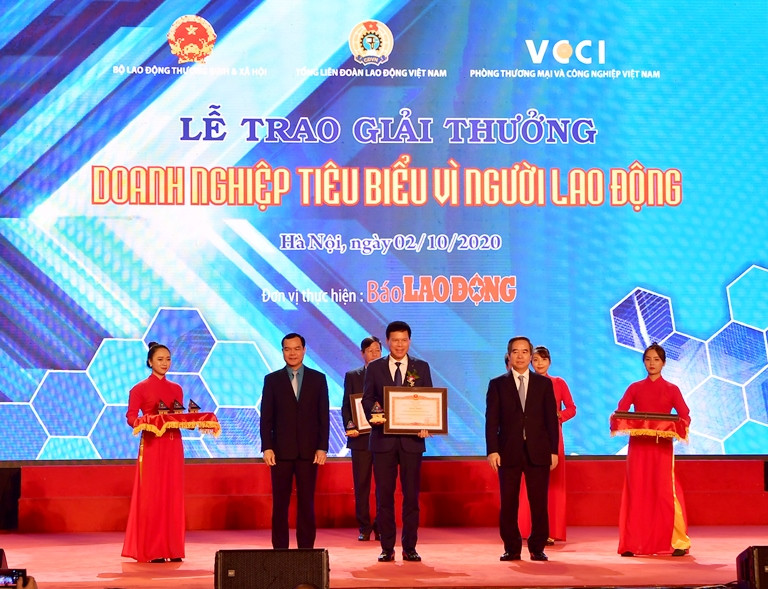 Vietcombank vinh dự nhận bằng khen Bằng khen “Doanh nghiệp tiêu biểu vì người lao động” ảnh 1