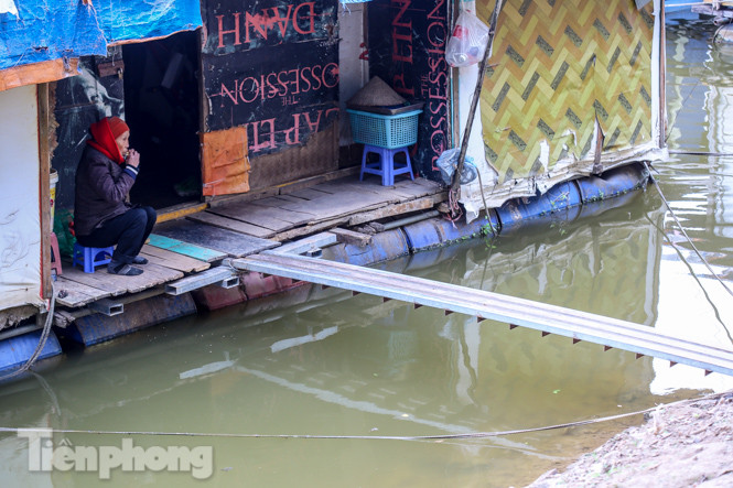 Cận cảnh khu xóm phao ven sông Hồng những ngày lạnh giá ảnh 6