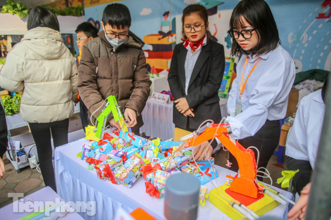 Xem học sinh cấp 2 ứng dụng công nghệ phòng COVID-19 ảnh 2