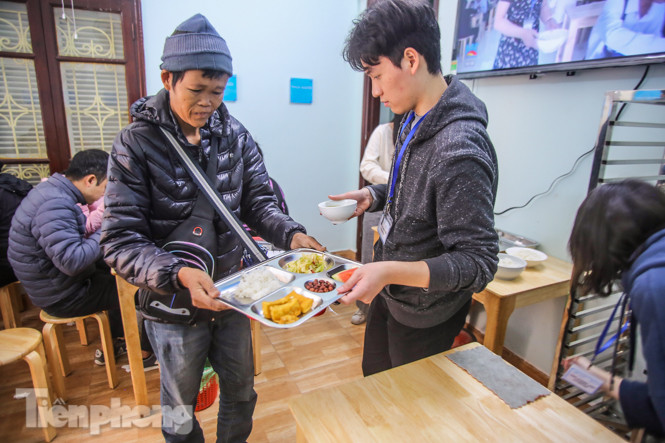 Ấm lòng quán cơm 2.000 đồng giữa trời rét buốt ở Hà Nội ảnh 4