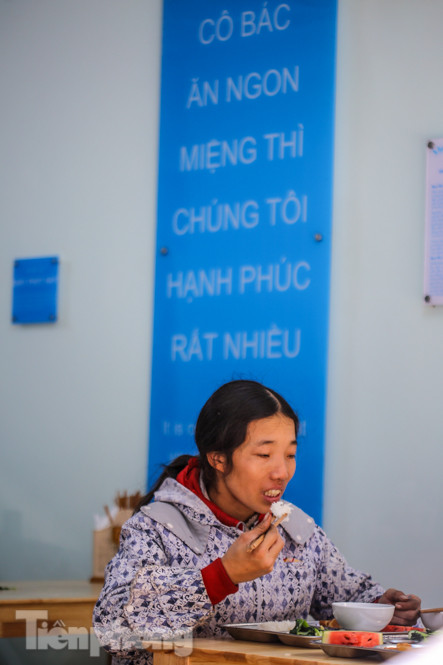 Ấm lòng quán cơm 2.000 đồng giữa trời rét buốt ở Hà Nội ảnh 10