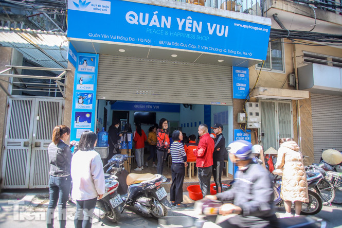 Ấm lòng quán cơm 2.000 đồng giữa trời rét buốt ở Hà Nội ảnh 1