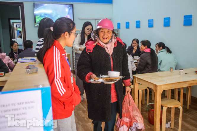 Ấm lòng quán cơm 2.000 đồng giữa trời rét buốt ở Hà Nội ảnh 11