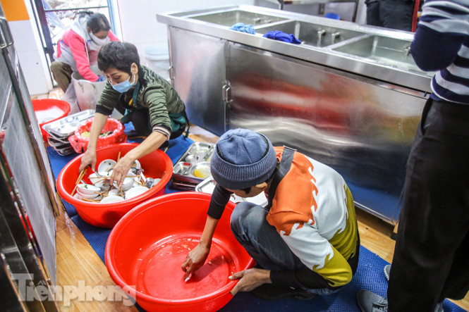 Ấm lòng quán cơm 2.000 đồng giữa trời rét buốt ở Hà Nội ảnh 9