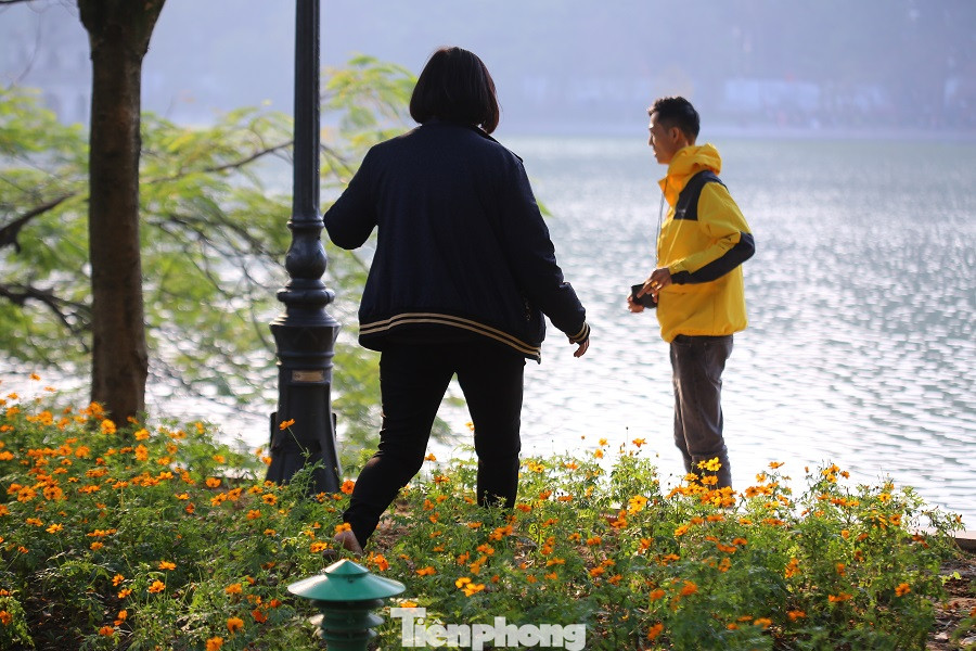 Thảm hoa hồ Hoàn Kiếm 'nát bươm' sau giao thừa và Tết Dương lịch ảnh 11