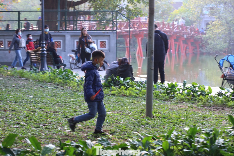 Thảm hoa hồ Hoàn Kiếm 'nát bươm' sau giao thừa và Tết Dương lịch ảnh 12