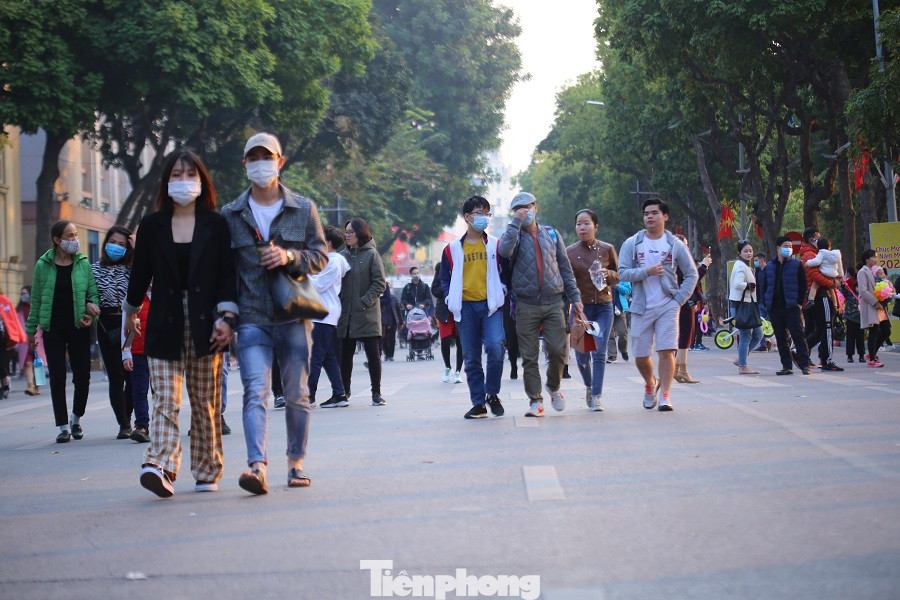 Thảm hoa hồ Hoàn Kiếm 'nát bươm' sau giao thừa và Tết Dương lịch ảnh 1