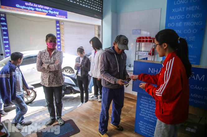 Ấm lòng quán cơm 2.000 đồng giữa trời rét buốt ở Hà Nội ảnh 2