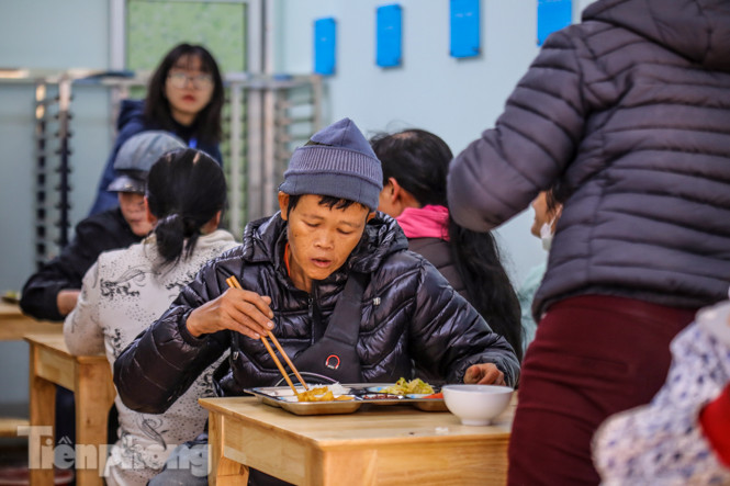 Ấm lòng quán cơm 2.000 đồng giữa trời rét buốt ở Hà Nội ảnh 8