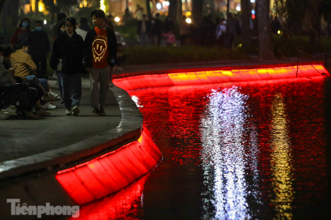 Ngắm hồ Hoàn Kiếm lung linh, huyền ảo về đêm ảnh 9