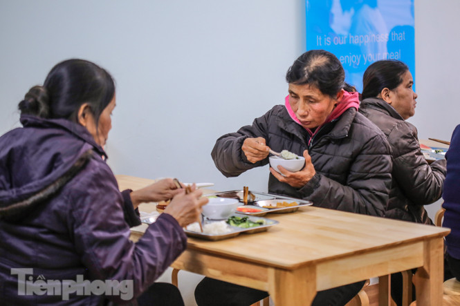 Ấm lòng quán cơm 2.000 đồng giữa trời rét buốt ở Hà Nội ảnh 6