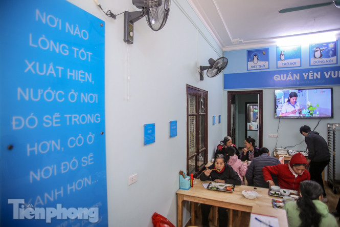 Ấm lòng quán cơm 2.000 đồng giữa trời rét buốt ở Hà Nội ảnh 7