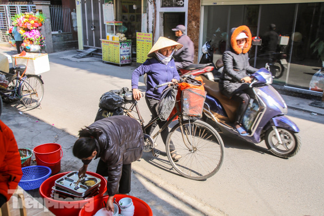 Ấm lòng quán cơm 2.000 đồng giữa trời rét buốt ở Hà Nội ảnh 12