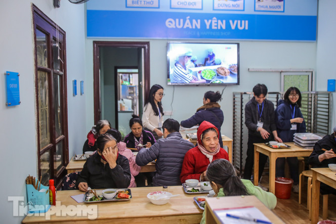 Ấm lòng quán cơm 2.000 đồng giữa trời rét buốt ở Hà Nội ảnh 5
