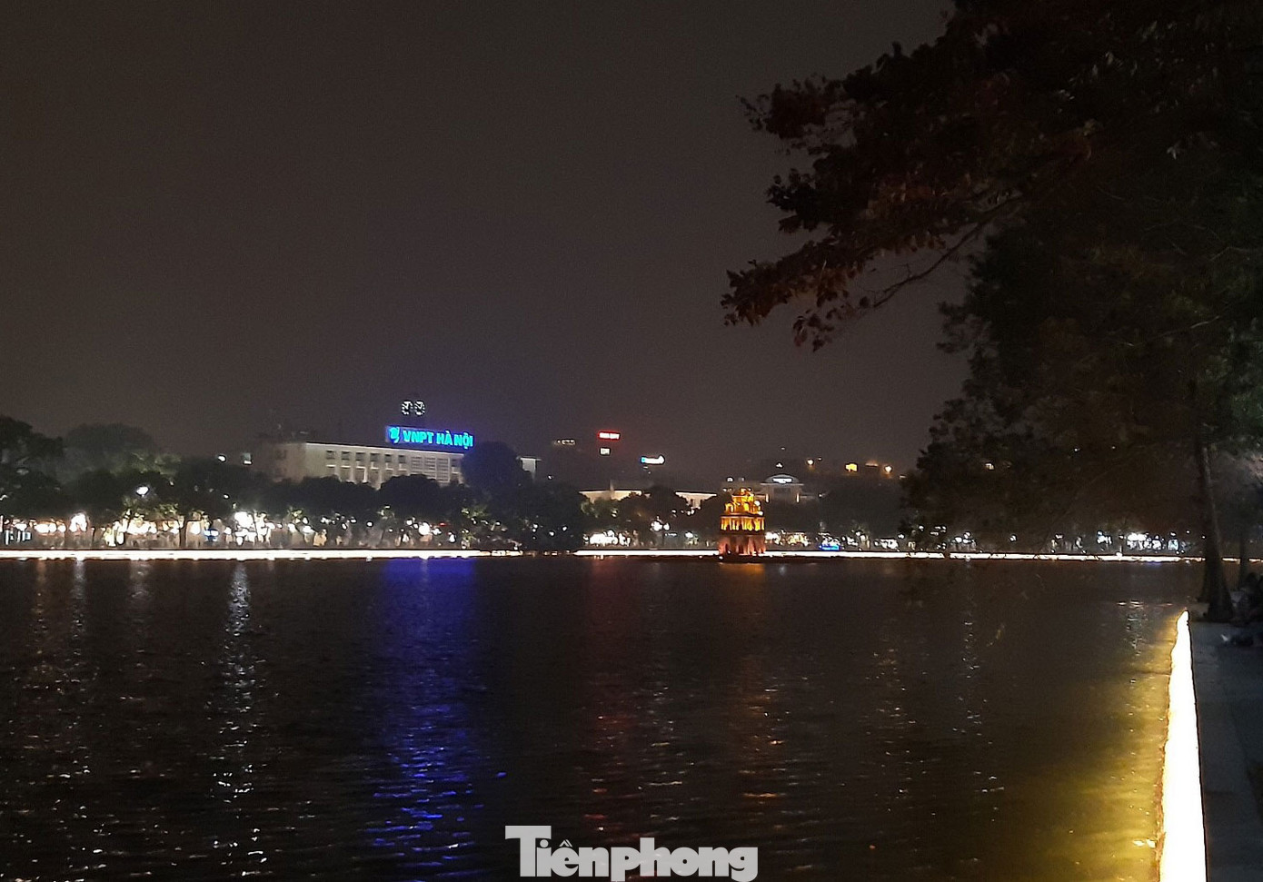 Ngắm hồ Hoàn Kiếm lung linh, huyền ảo về đêm ảnh 3