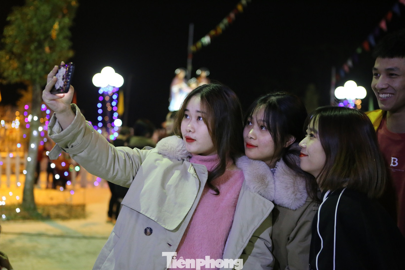 Cán bộ Đoàn đồng hành cùng giới trẻ trong đêm Giáng sinh ảnh 2