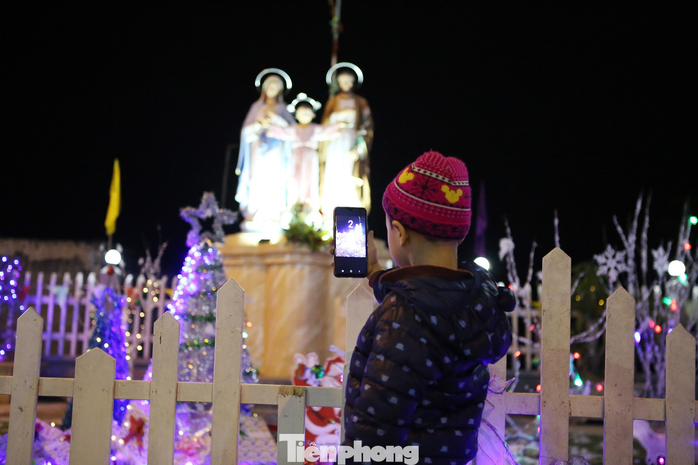 Cán bộ Đoàn đồng hành cùng giới trẻ trong đêm Giáng sinh ảnh 3