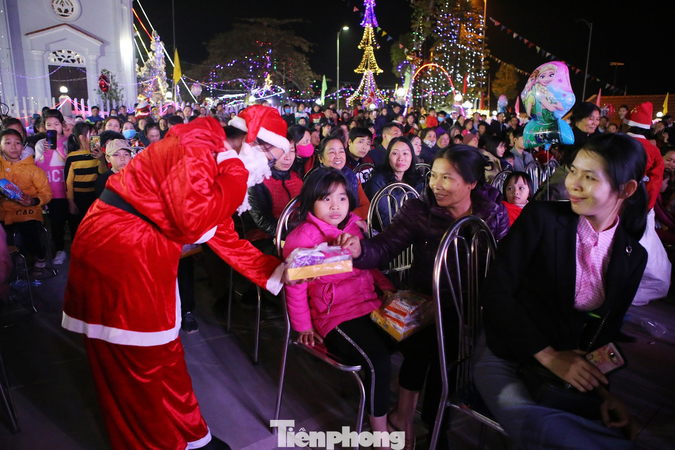 Cán bộ Đoàn đồng hành cùng giới trẻ trong đêm Giáng sinh ảnh 10